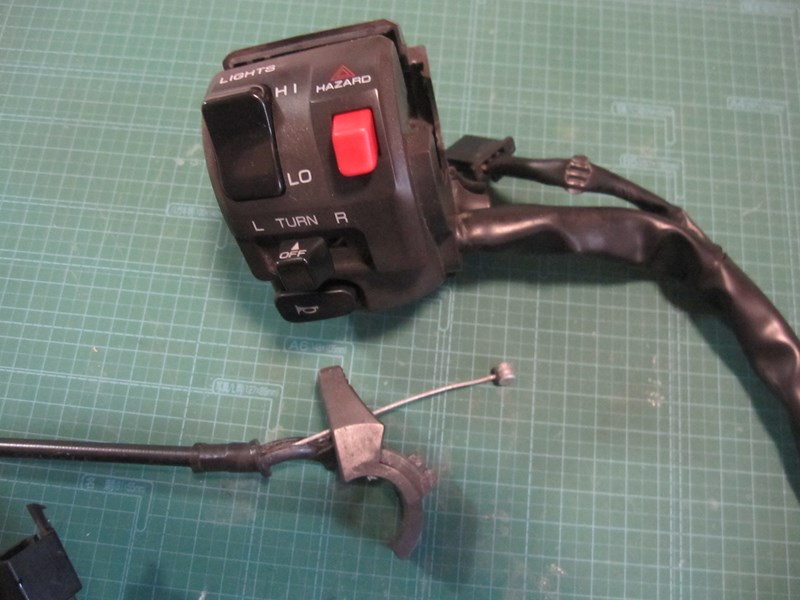 GSX-R1100 左スイッチの交換で、ウィンカーポジションとハザードが追加された
